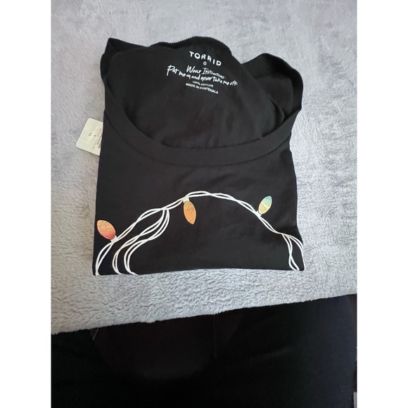 Torrid 0 Skull Christmas Lights Graphic T-Shirt Women's Size 12 Black NWT - Picture 9 of 11
